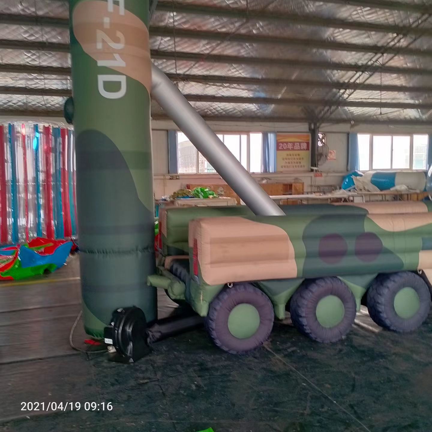 肥城军事演习中的充气目标车辆：模拟发射车雷达车坦克飞机